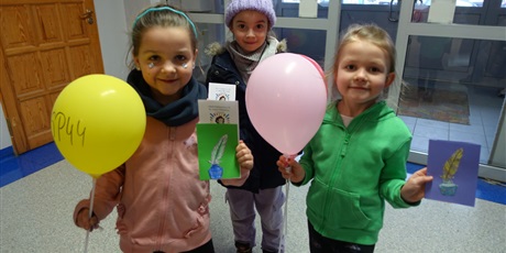 Powiększ grafikę: Trzy dziewczynki trzymają w dłoniach balony z napisem SP44 i ulotki szkoły.
