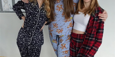 Powiększ grafikę: Trzy uśmiechnięte dziewczyny ubrane w piżamy.