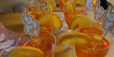 Powiększ grafikę: Pucharki z pomarańczową galaretką. W każdym jest połowa plasterka pomarańczy i słonik na wykałaczce.