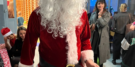 Powiększ grafikę: Święty Mikołaj - w jednej dłoni trzyma kosz z cukierkami, w drugiej dzwonek.