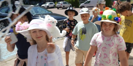 Powiększ grafikę: Grupa dzieci z różnymi kolorowymi, ozdobionymi kapeluszami na głowach. 