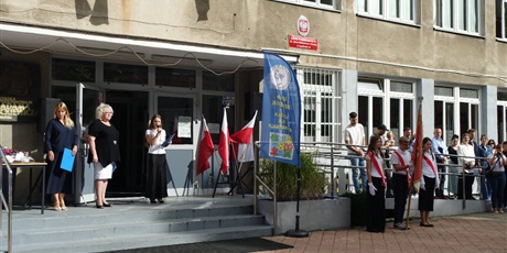 Powiększ grafikę: Dyrekcja, uczniowie i rodzice przed szkołą.