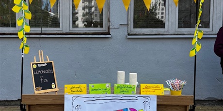 Powiększ grafikę: Stoisko z lemoniadą ozdobione cytrynami z papieru.