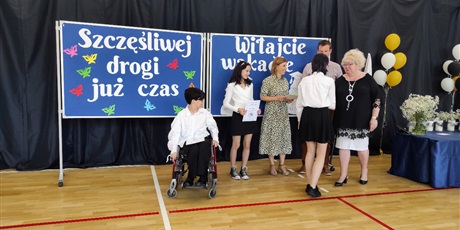 Powiększ grafikę: zakonczenie-klas-osmych-455581.jpg