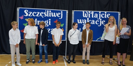 Powiększ grafikę: zakonczenie-roku-szkolnego-klas-i-vii-455675.jpg